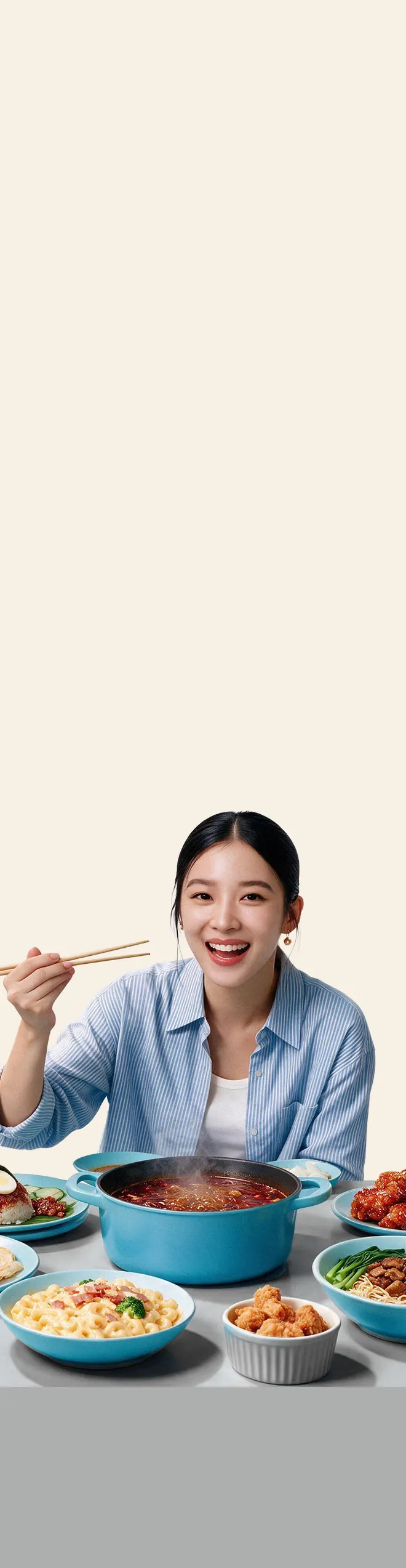 女生坐在摆满外食与菜肴的餐桌前,开心地举起筷子