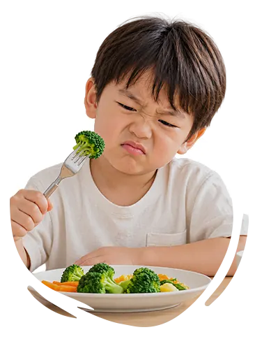 皱着眉头不愿吃西兰花的男孩