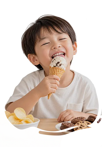 开心吃冰淇淋和饼干零食的男孩