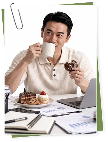 男士一手端咖啡一手拿甜甜圈,桌上摆着蛋糕甜点